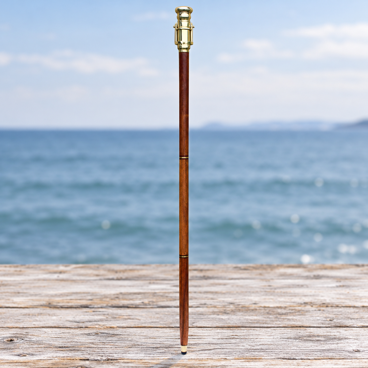 Spazierstock mit Teleskop, Holz/Messing vor dezentem maritimem Hintergrund