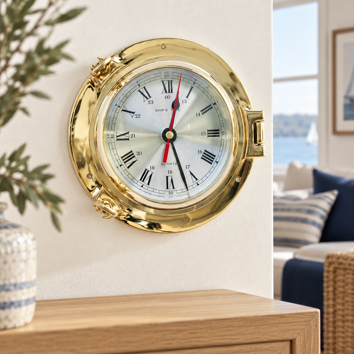 Bullaugenuhr aus Messing mit Quarzwerk – Ø 18 cm in maritimer Wohnumgebung