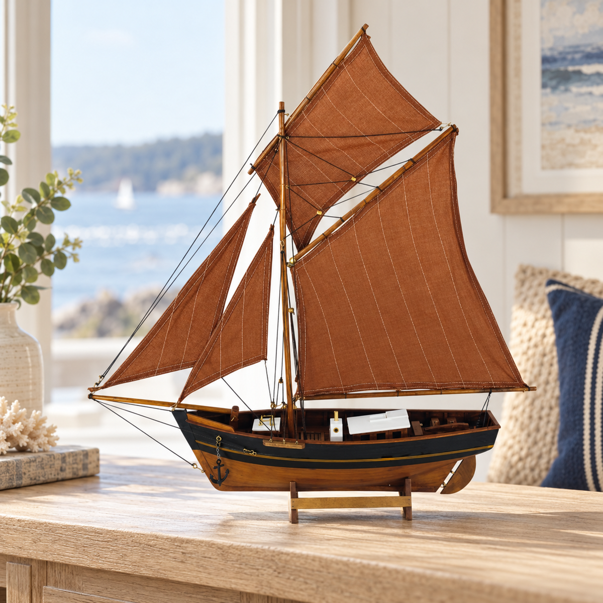 Fischerboot aus Holz mit braunen Stoffsegeln – 60 × 64 cm – Wohnbeispiel im maritimen Ambiente