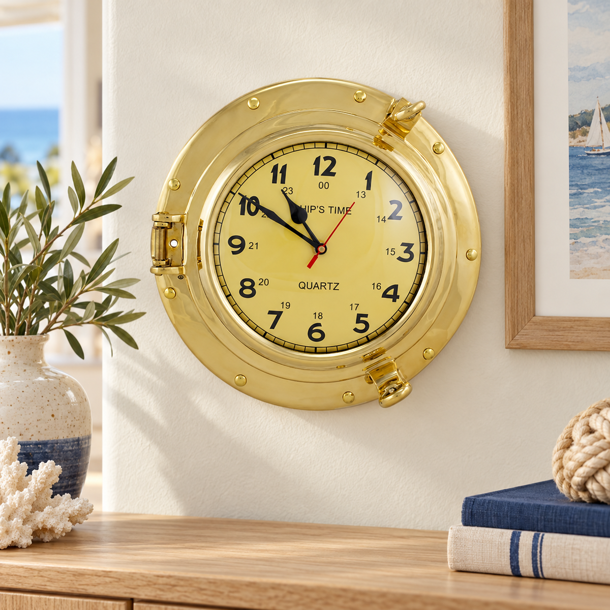 Bullaugenuhr aus Messing mit Quarzwerk – Ø 28,5 cm – Wohnbeispiel im maritimen Ambiente