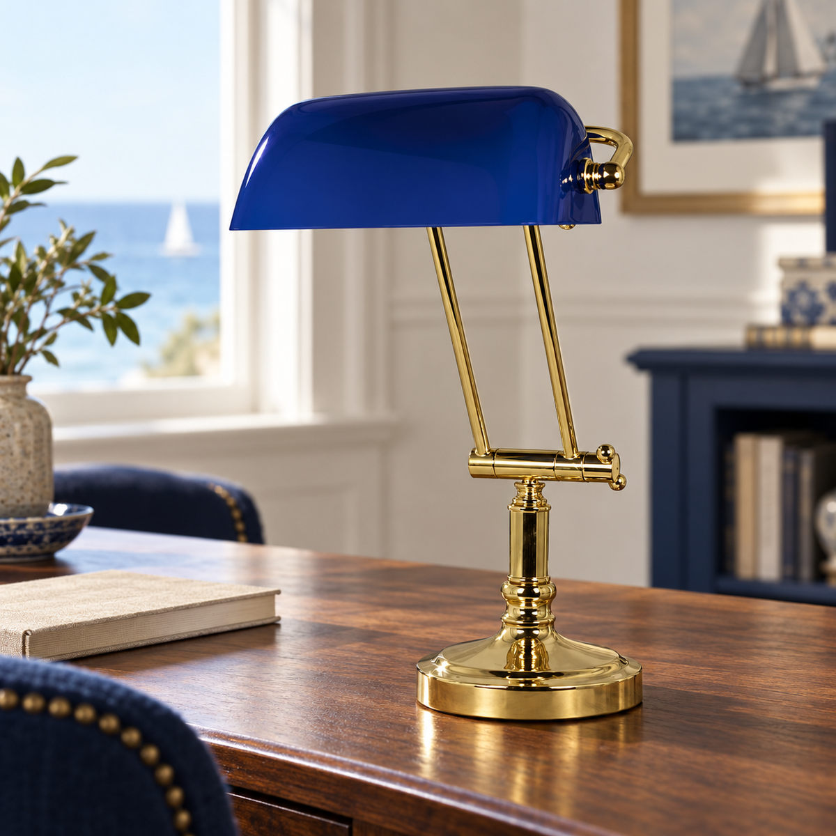 Bankers-Lampe mit blauem Glasschirm – Eisen vermessingt – Wohnraumansicht als Einrichtungsbeispiel