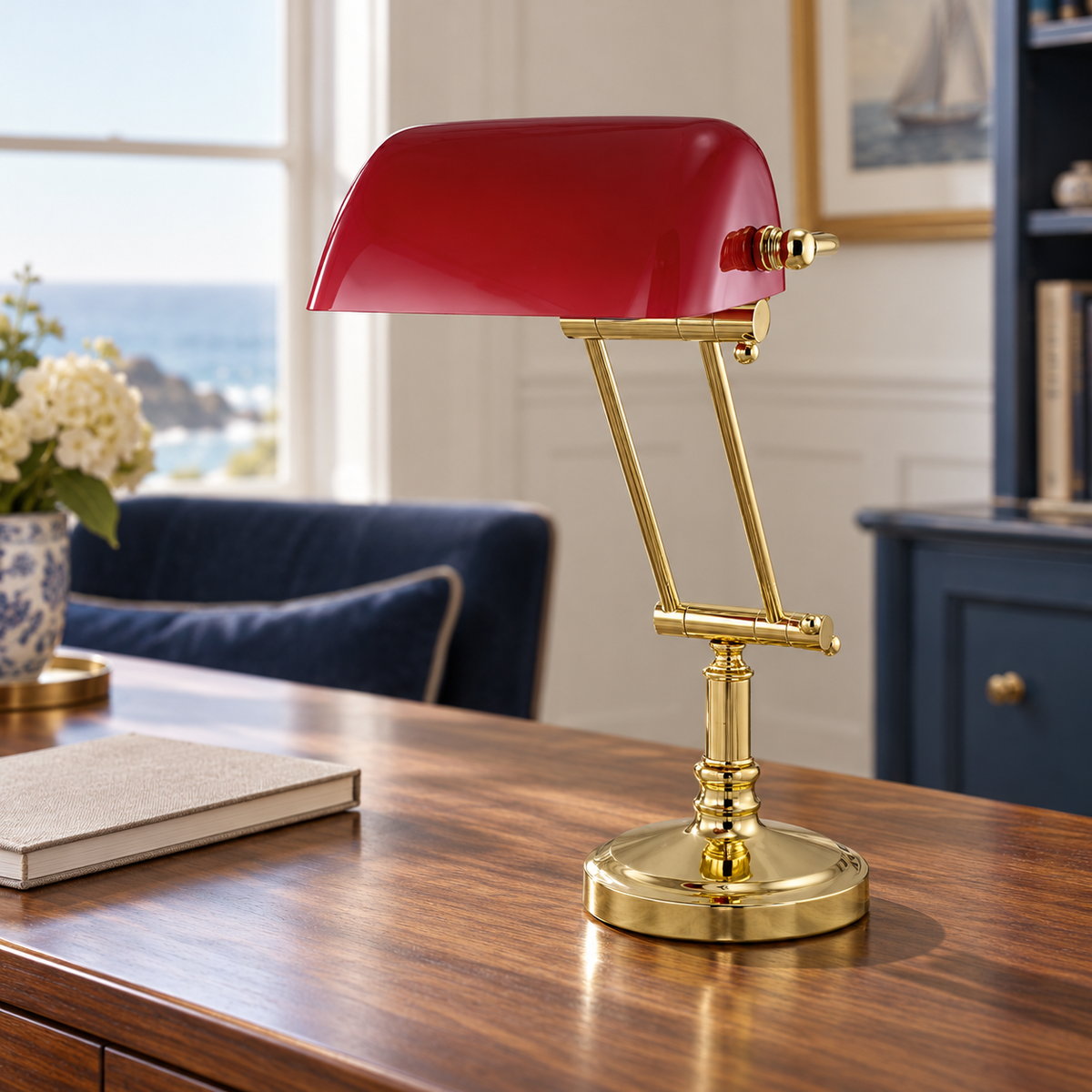 Bankers-Lampe mit rotem Glasschirm – Eisen vermessingt – Wohnraumansicht als Einrichtungsbeispiel