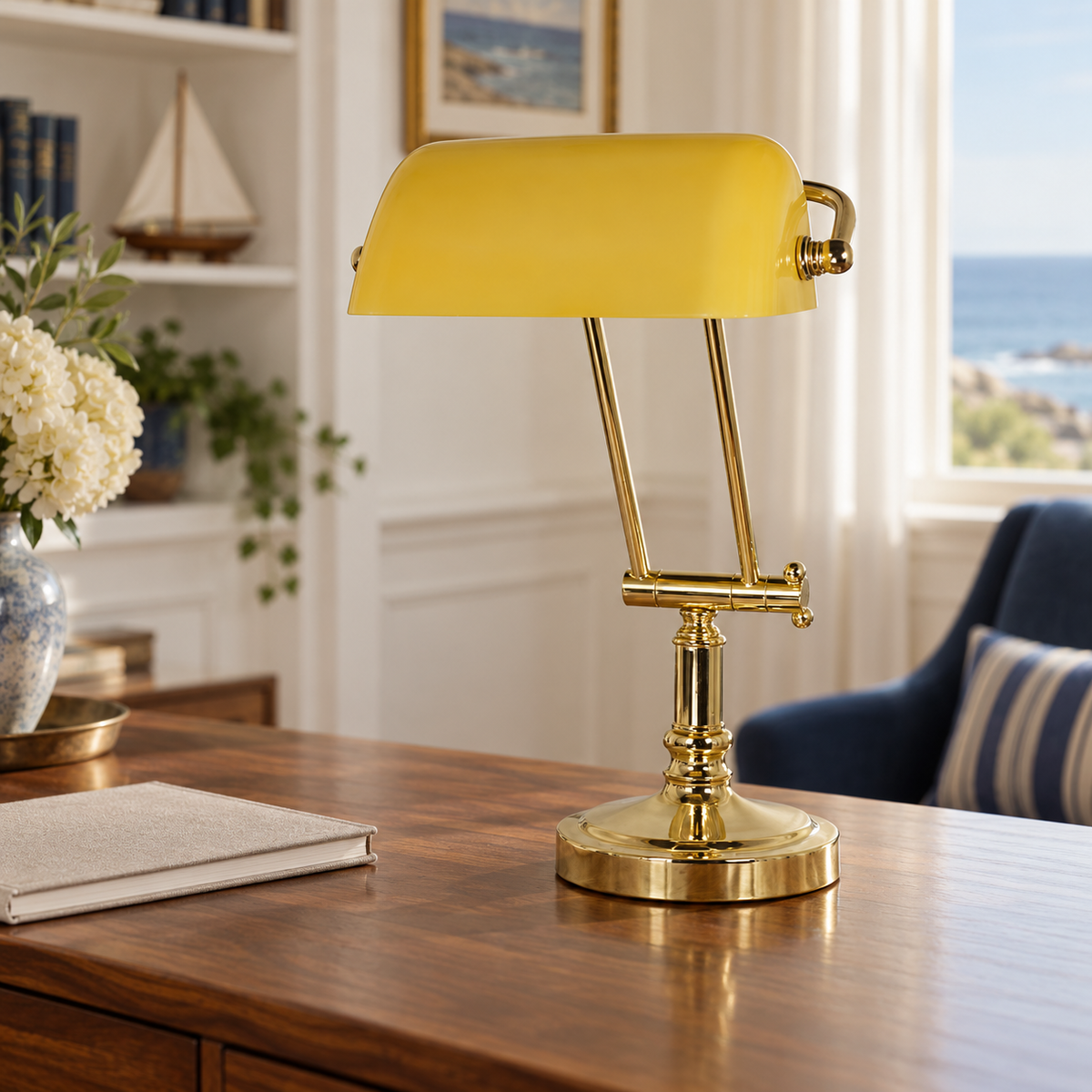 Bankers-Lampe mit gelbem Glasschirm – Eisen vermessingt – Wohnraumansicht als Einrichtungsbeispiel
