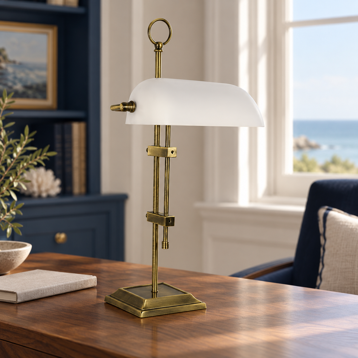 Bankers-Lampe mit Opalglas – antike Messingoptik, 55 cm – Wohnraumansicht als Einrichtungsbeispiel