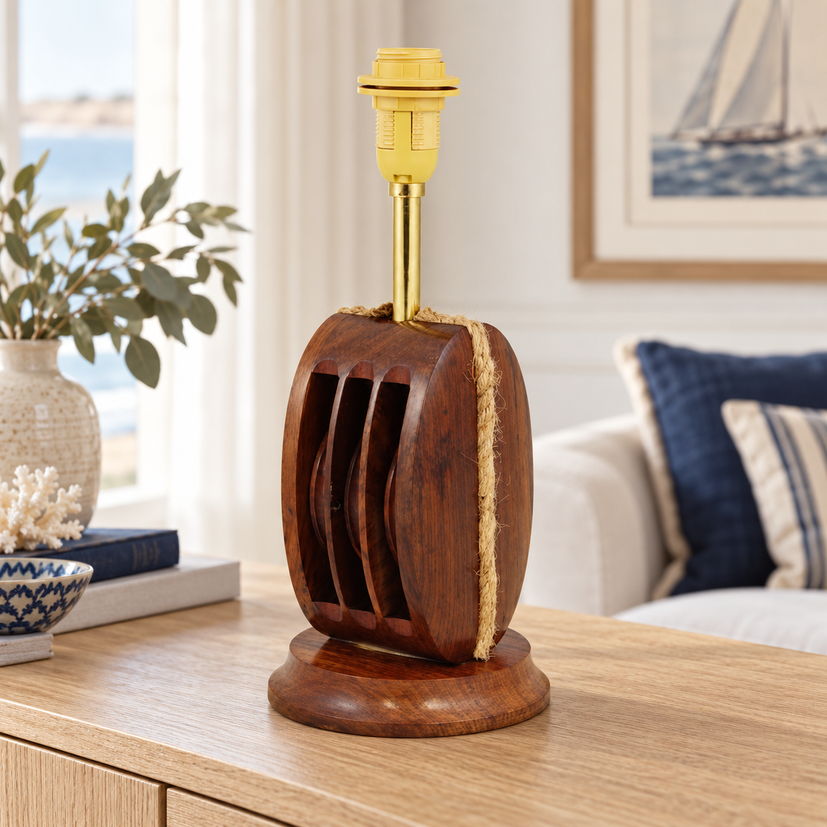 Blockrollen-Lampe aus Holz – maritimer Lampenfuß, 29 cm in maritimer Wohnumgebung