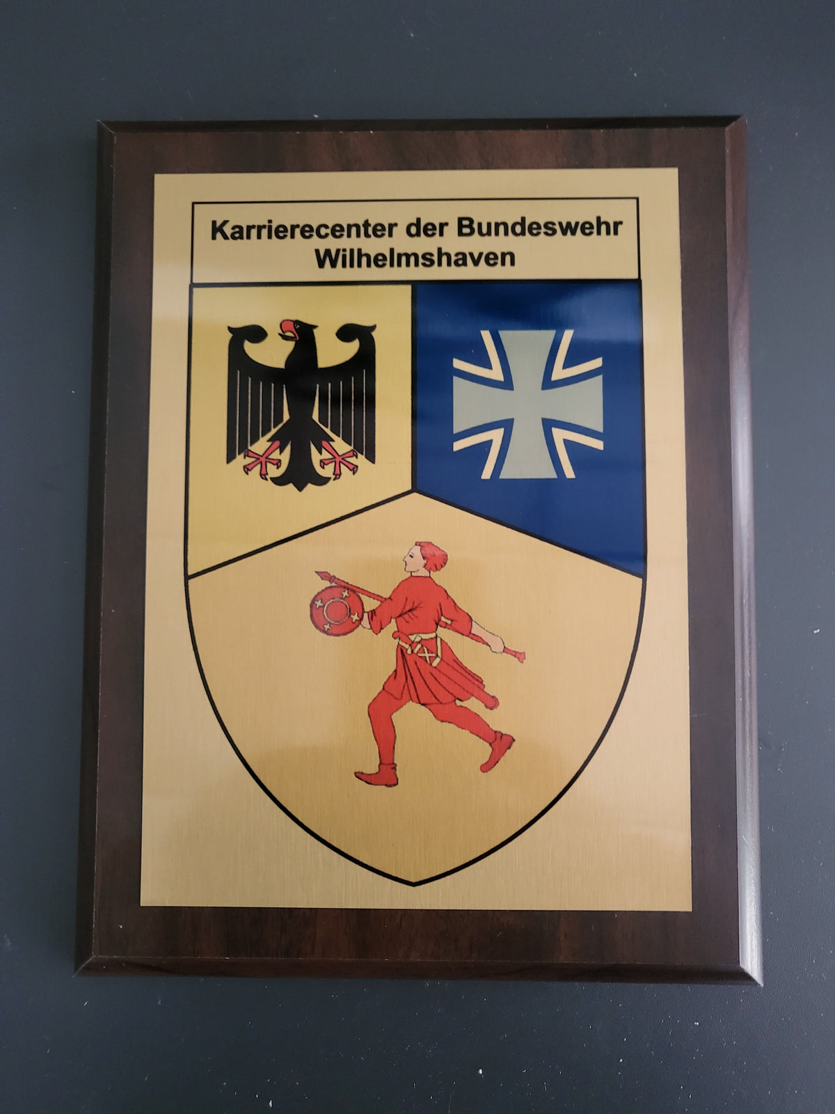 Echte Messingplakette auf Holz – individuelles Wappen als Gestaltungsbeispiel