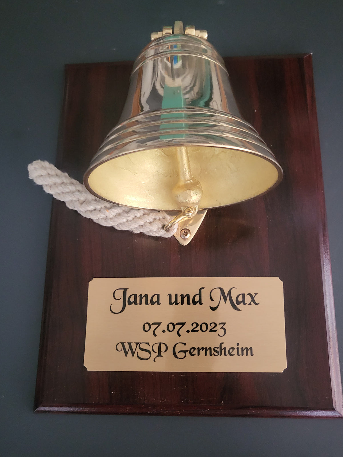 Messingglocke als Hochzeitsgeschenk – Beispiel einer individuellen Widmung