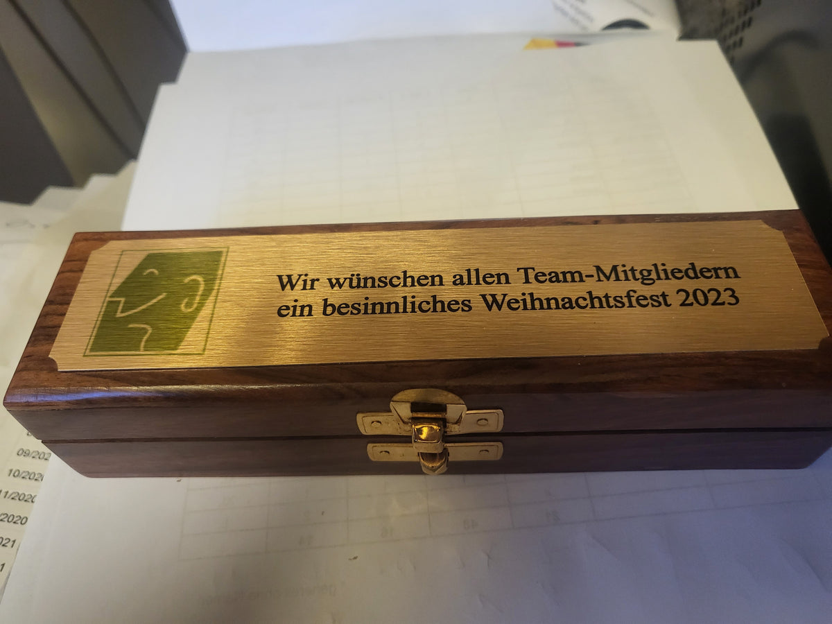 Holzetui mit individuell gefertigtem Messingschild – Referenzbeispiel