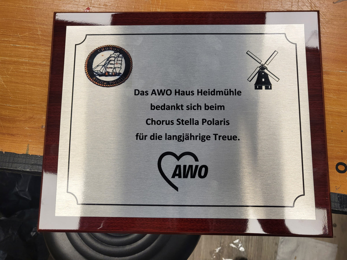 Individuelle Ehrenplakette auf Holz als Dankeschön für einen Chor