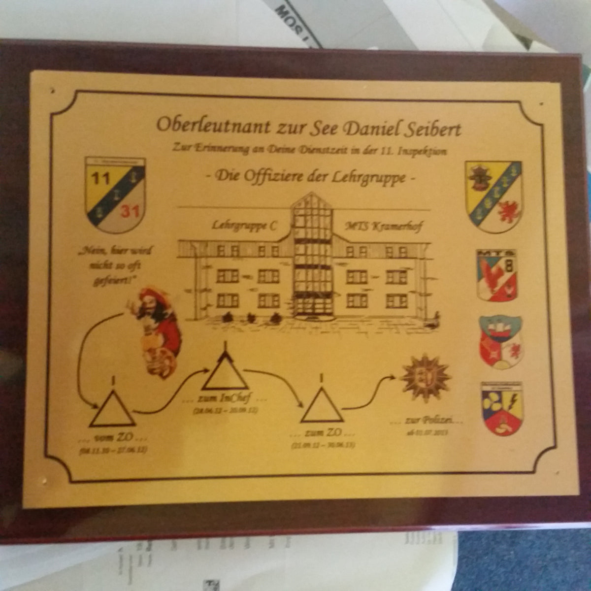 Messingplakette auf Holz als persönliche Ehrung