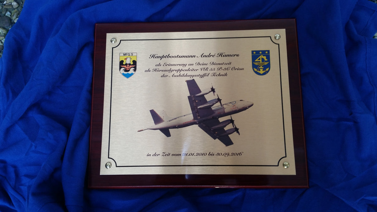 Personalisierte maritime Ehrenplakette auf Holz mit Flugzeugmotiv