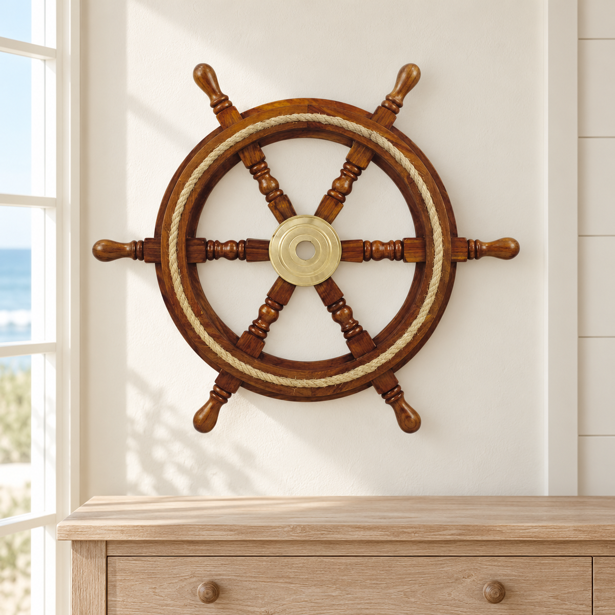 KI-Wohnraumansicht: Holz-Steuerrad mit Messingnabe und Tau an heller Wand