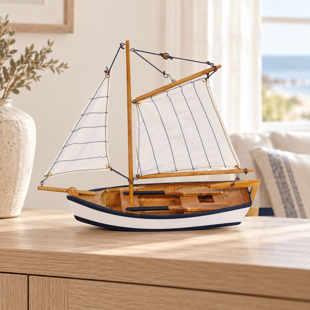 KI-Wohnraumansicht: kleines Fischerboot-Modell aus Holz mit Stoffsegeln