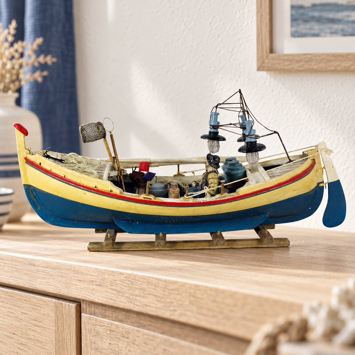 Fischerboot aus Holz mit vielen Details – 47 cm – Wohnbeispiel