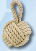 Briefbeschwerer Affenfaust aus beiger Baumwolle